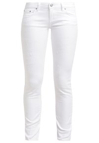 Jean blanc slim avec détails légèrement usés, fermeture avant à boutons et zip, et design cinq poches.