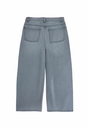 Szare dżinsy z szerokimi nogawkami o wygasłym wykończeniu, z dwoma tylnymi kieszeniami i kontrastującym przeszyciem wzdłuż szwów. Miękka faktura denimu.