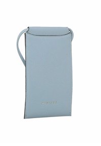 Jasnoniebieska skórzana etui na telefon o minimalistycznym designie, z górnym zapi�ęciem i paskiem. Posiada wytłaczaną teksturę oraz złote logo "MIRIADA".