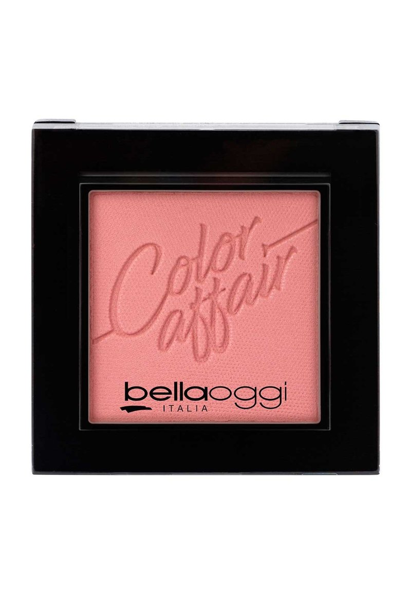 Compattino di blush rosa chiaro con superficie testurizzata. Presenta una custodia quadrata nera e un design inciso con la scritta "Color Affair". Visibile il marchio Bellaoggi Italia.