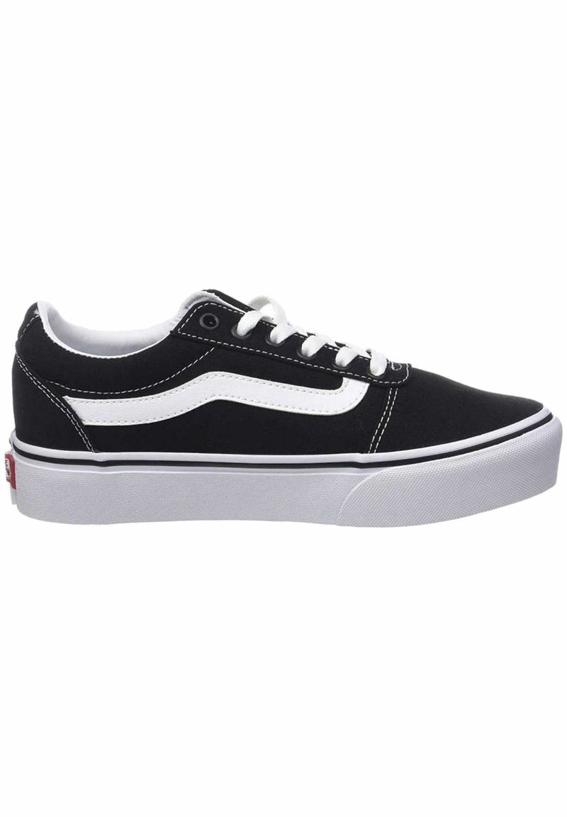 Czarny niski sneaker z białymi sznurowadłami, białym paskiem bocznym i grubą białą gumową podeszwą widziany z zewnętrznej strony.