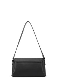 Borsa a spalla nera in pelle con finitura testurizzata, forma rettangolare e lunga tracolla regolabile. Dotata di chiusura a patta anteriore.