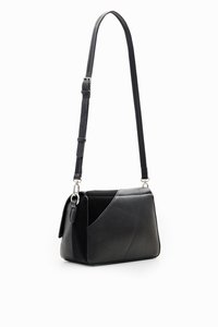 Schwarze Leder-Crossbody-Tasche mit geometrischem Design, ausgestattet mit einem abnehmbaren, verstellbaren Tragegurt und metallischen Hardware-Elementen. Texturierte Oberfläche.