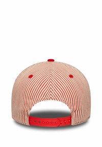 Rot- und cremefarbener gestreifter Baseballcap mit flacher Krempe, plastik Snappverschluss und gestickten Augenlöchern oben und an den Seiten.
