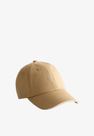 Gorra de béisbol de algodón beige con visera curvada y diseño de paneles cosidos sobre fondo blanco.