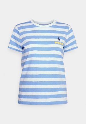 Koszulka z krótkim rękawem w jasnoniebieskie i białe poziome paski oraz małe ciemnoniebieskie logo Polo z żółtym napisem na piersi.