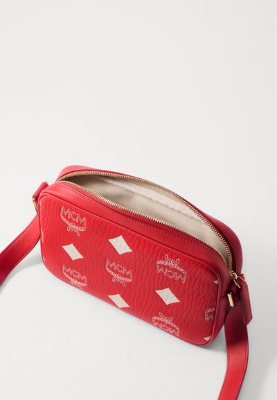 MCM AREN - Τσάντα χιαστί - candy red