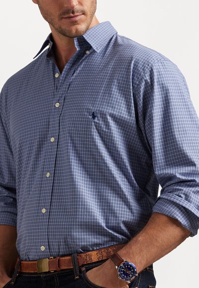 Cămașă tip buton, cu carouri albastre și albe, dintr-un amestec de bumbac, având guler deschis, mâneci lungi și un mic logo pe piept.