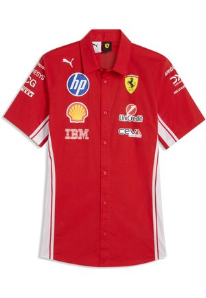 Rotes kurzärmeliges Rennshirt mit Ferrari-Logo und Sponsor-Logos einschließlich HP, Shell, IBM, UniCredit und CEVA Logistics.