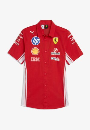 Rød racing-shirt med korte ærmer med Ferrari-logo og sponsorlogoer, herunder HP, Shell, IBM, UniCredit og CEVA Logistics.