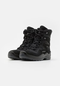 Stivali da trekking neri con finitura texturizzata, tomaia in suede e tessuto, design a media altezza, suole in gomma e lacci resistenti per una calzata sicura.