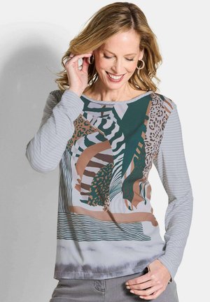 Langärmeliges Oberteil mit einem Design aus gemischten Mustern mit Tiermotiven und Streifen. Die Farben umfassen Grün, Braun, Grau und Creme. Weicher Stoff. 