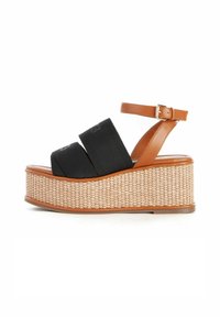 Sandali piattaforma neri con cinturini elastici, cinturino alla caviglia color beige, soletta in juta intrecciata e suola liscia. Design casual per il clima caldo.