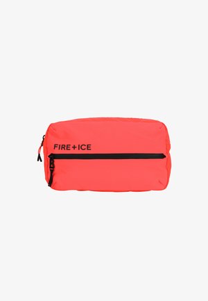 Borsa di stoffa corallo con zip nera e dettagli neri, caratterizzata dal logo "FIRE + ICE" stampato in nero sulla parte anteriore. Forma rettangolare, texture liscia.