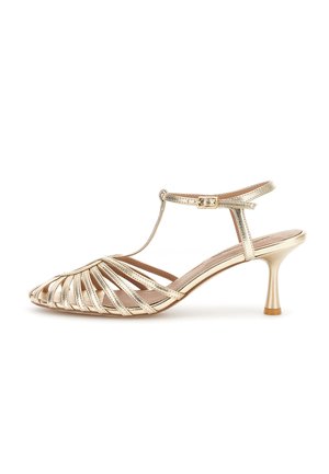 Sandalo con tacco kitten aperto con cinturino dorato, fibbia alla caviglia e cinturino a T, caratterizzato da un tacco sottile curvo e un design in pelle intrecciata.
