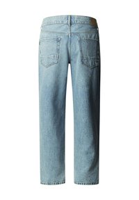 Světle modré džínové kalhoty rovného střihu, s pasem v polovině výšky, dvěma zadními kapsami a jemně vyšisovanou texturou.