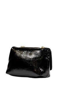 Borsa a mano in pelle verniciata nera con finitura testurizzata, caratterizzata da una forma strutturata e dettagli in metallo dorato.