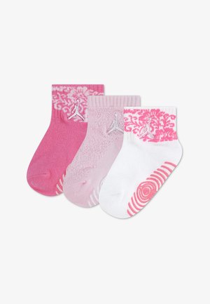 Trzy pary skarpetek do kostki w różowym, jasnoróżowym i białym kolorze z różowymi wzorami i białym haftowanym logo Jumpman na każdym mankiecie.