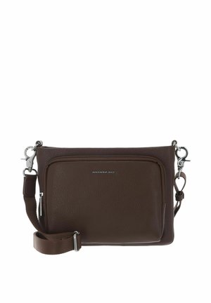 Sac bandoulière en cuir marron à finition texturée, avec une poche zippée à l'avant, une quincaillerie argentée et une sangle ajustable.