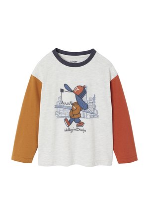 Langarm-T-Shirt mit grauem Körper, orangefarbenen Ärmeln, navyfarbenem Kragen und einem blauen Cartoon-Graphic eines Charakters, der in Brooklyn spaziert.