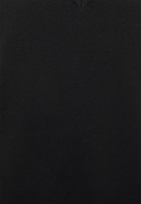 Zwarte v-hals trui van zacht, fijn gebreid stof, met een gladde textuur en minimale zichtbare stiksels, wat zorgt voor een schone uitstraling.