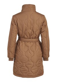 Manteau matelassé marron, doté d'un col montant, d'une taille ceinturée et de poignets côtelés. Motif ondulé distinctif sur tout le tissu.