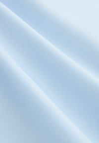 Helles blaues Gewebe mit einer glatten Textur, das einen subtilen Glanz aufweist, weiche Drapierungen und minimale Falten hat.