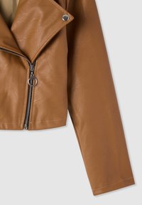 Giacca corta in pelle marrone con chiusura a zip, colletto a bottone a pressione e texture liscia. Dettagliata con hardware argentato.