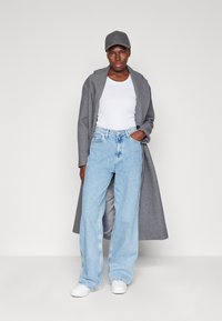 Tommy Jeans CLAIRE - Brīva piegriezuma džinsi - denim light