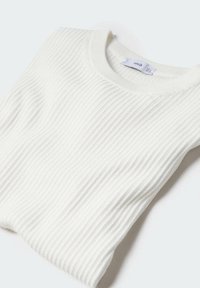 Maglione bianco a maglia a costine con scollo rotondo e superficie testurizzata. Il tessuto sembra morbido ed è piegato ordinatamente. Etichetta del marchio visibile all'interno.