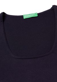 Canotta blu navy con scollatura rotonda, realizzata in un tessuto morbido e liscio. Presenta un'etichetta verde "United Colors of Benetton" sulla scollatura.