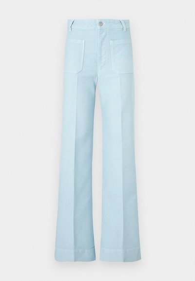 Φαρδιές παντελόνες ανοιχτού μπλε χρώματος από βαμβάκι. Διαθέτουν ψηλή μέση, δύο πίσω τσέπες και καθαρό τελείωμα. Ομαλή υφή με ελάχιστες λεπτομέρειες.