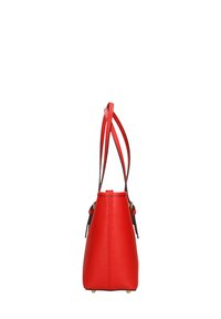 Rode leren handtas met een gestructureerd ontwerp, taps toelopende vorm en dubbele schouderbanden. Beschikt over metallic accenten en een textuur oppervlakte.