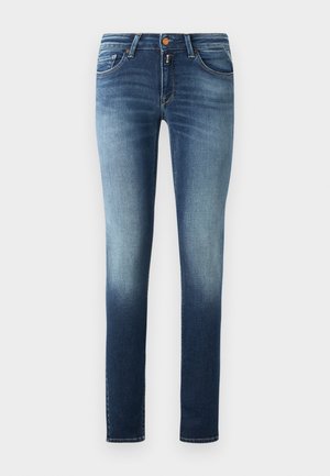 Jeans ajustados de mezclilla, con un degradado azul de oscuro a claro. Diseño de cinco bolsillos con cremallera y botón de metal. Textura suave.