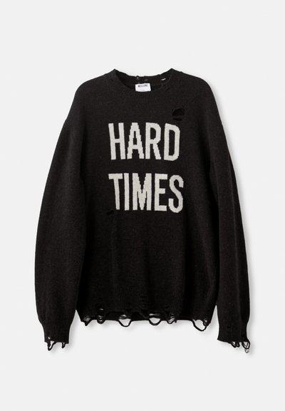Schwarzer Pullover mit dem Schriftzug "HARD TIMES" in weißer Schrift, distressierter Optik mit Löchern und fransigen Kanten, gerippte Bündchen und Kragen.