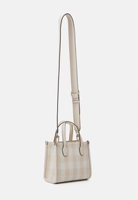 Borsa beige chiaro con texture intrecciata, forma rettangolare, doppi manici superiori e una tracolla staccabile con lunghezza regolabile.