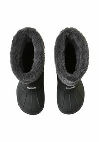 Czarne zimowe buty z miękkim, szarym sztucznym futerkiem i gumową podeszwą zewnętrzną z pionowymi rowkami dla lepszej przyczepności.