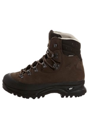 Hnědá vysoká trekingová bota s černou podrážkou, kovovými oky, označením Gore-Tex, polstrovaným límcem a odolným vzorkem pro venkovní terén.