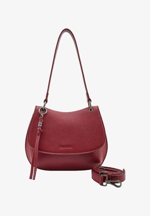 Sac à bandoulière en cuir rouge avec une forme courbée, une texture lisse et une sangle amovible. Il présente un pompon décoratif et des accents métalliques.