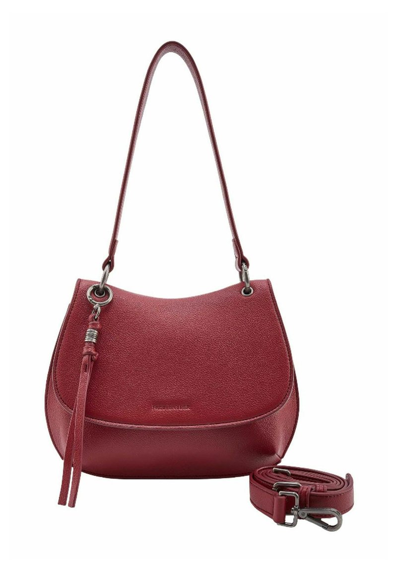 Sac à bandoulière en cuir rouge avec une forme courbée, une texture lisse et une sangle amovible. Il présente un pompon décoratif et des accents métalliques.