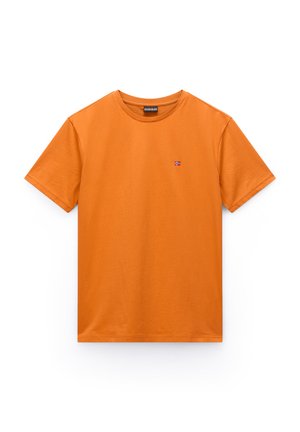 Oranje katoenen T-shirt met korte mouwen, een ronde hals en een klein Noors vlagembleem op de linkerborst.