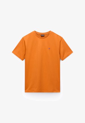 Pomarańczowa bawełniana koszulka z krótkimi rękawami, okrągłym dekoltem i małym emblematem norweskiej flagi po lewej stronie na piersi.