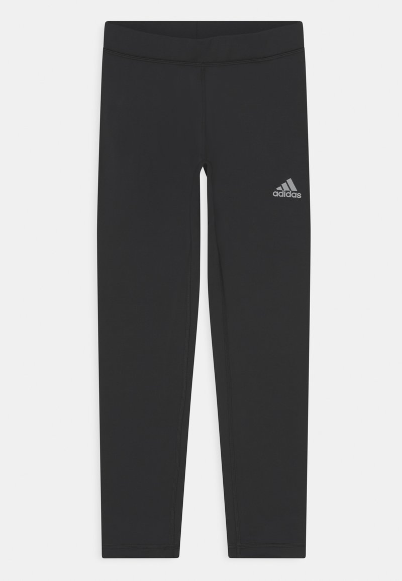 Schwarze Leggings aus elastischem Material mit hohem Bund und einem kleinen silbernen Adidas-Logo auf dem linken Bein. Glatte Textur, ohne Muster.