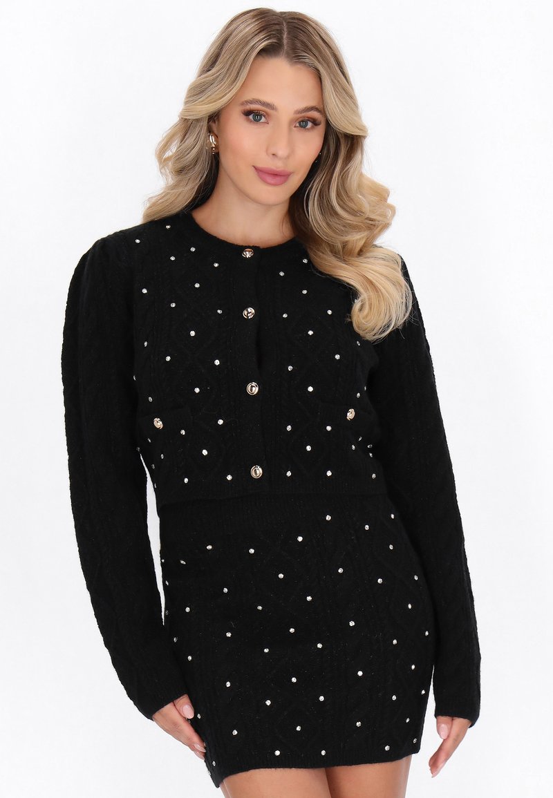Czarny dziany kardigan z długimi rękawami, z zapięciem na guziki i perłowymi akcentami. Wzór o fakturze z dopasowanym krojem.