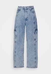 Jean denim bleu clair taille haute, coupe droite, avec poches cargo sur les côtés et fermeture par boutons sur fond uni.
