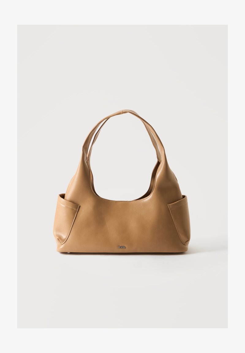 Sac à bandoulière en cuir marron clair avec deux poches latérales extérieures et un petit logo de la marque en métal sur un fond blanc uni.
