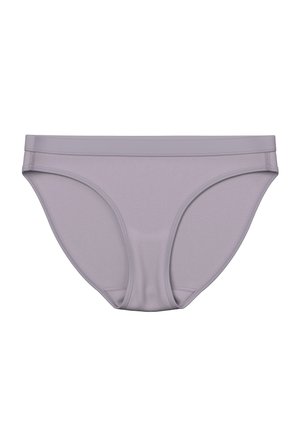 Fioletowy damski strój kąpielowy w stylu bikini z gładkim paskiem w talii i minimalnymi szwami na białym tle.