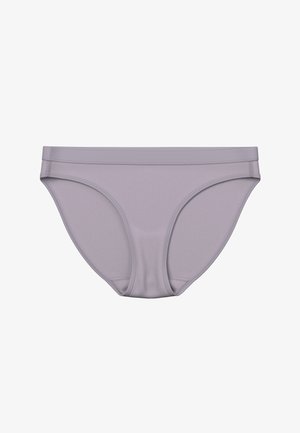 Fioletowy damski strój kąpielowy w stylu bikini z gładkim paskiem w talii i minimalnymi szwami na białym tle.