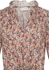 Blouse à manches longues à motif floral avec col en V et col froncé, présentant des fleurs rouges, roses, jaunes et vertes sur un fond sombre.