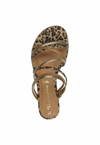 Smeđi sandali s remenčićima, s unutrašnjim dijelom u leopard uzorku, metalnim akcentima i elegantnim dizajnom. Imaju tri tanke trake koje prelaze preko stopala.